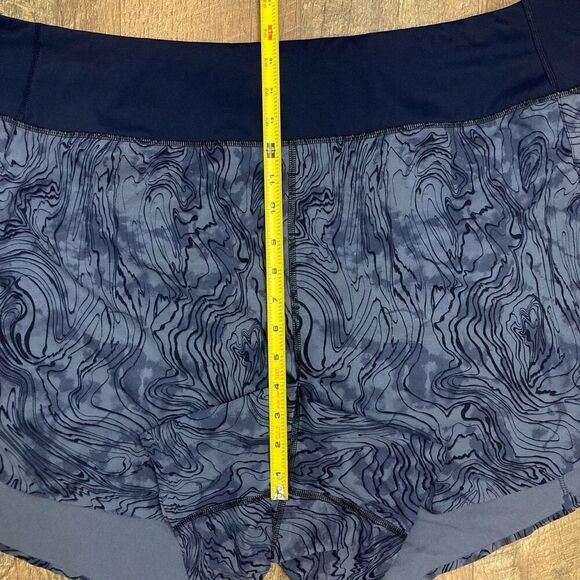 Athleta Run With It Printed 3.5" Shorts In‎ Fluidity Medieval Violet Swirl Sz 3X - Picture 8 of 10
